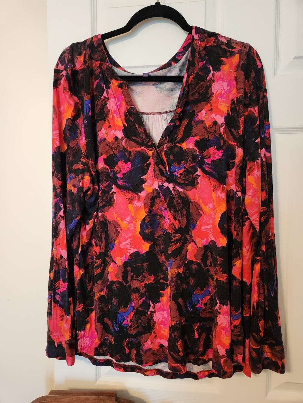 NYDJ Floral Print V-Neck Top in Pink, Blue & Black, sz XL